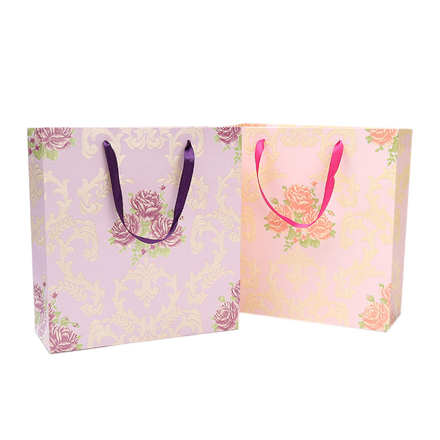 Wholesale High Quality Custom Logo Paper Gift Bags With Silk Handles For Clothing Gifts